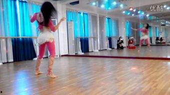 成人舞臀部热身动作视频