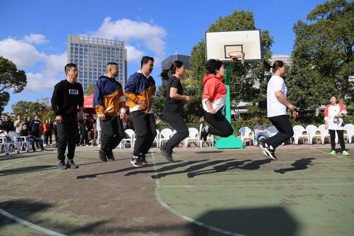 成人竞速跳绳比赛视频