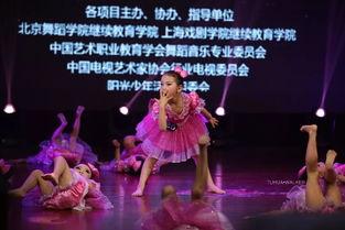 成人舞蹈阳光少年视频,阳光少年成人舞蹈风采展示
