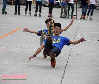 成人滑轮比赛视频